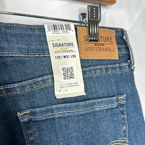 Women’s Signature Gold By Levi Strauss Mid Rise Straight Jeans - Picture 5 of 7